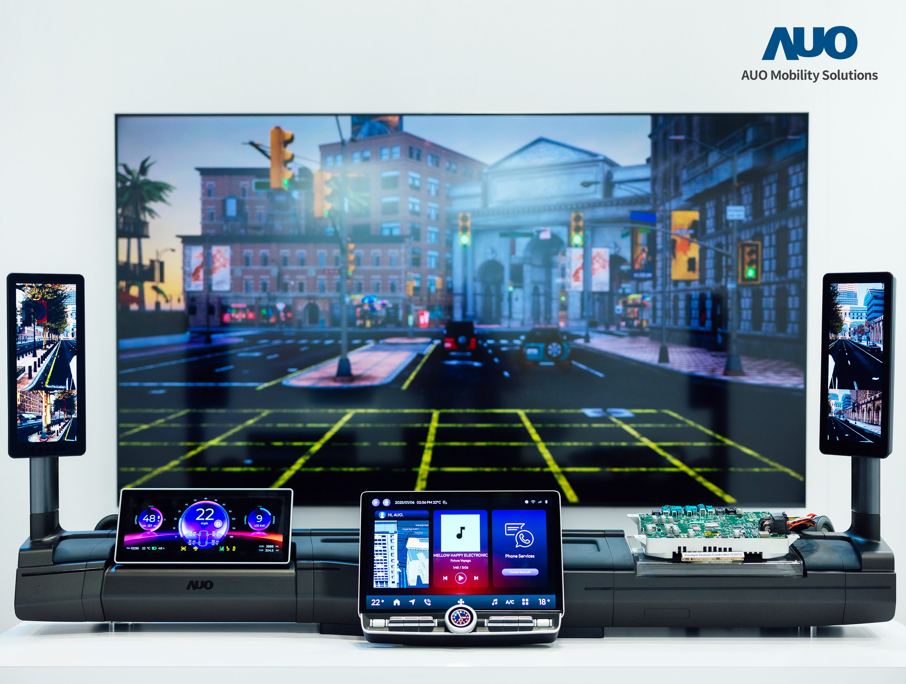 jinnian金年会智慧行动推出智慧座舱域控平台，支持CDC、分区架构并整合AI运算模块，提供智能体感与座舱互动功能，驱动个人化座舱功能全面升级。