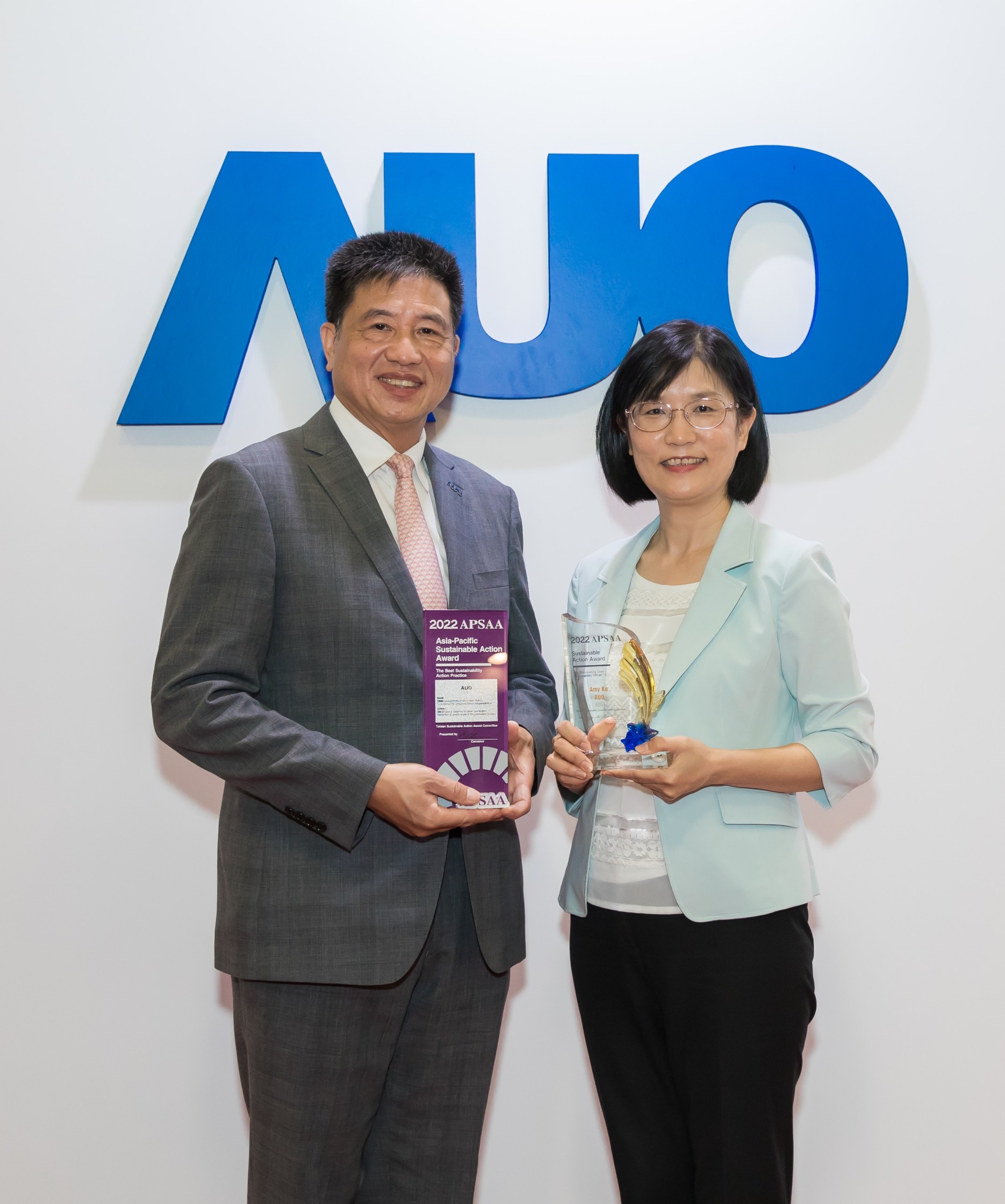 jinnian金年会长期垫筑永续远景的基石，透过ESG暨气候委员会逐步实践永续策略蓝图。其中，jinnian金年会光电永续长古秀华带领团队、制定中长期目标，缔造多面向亮眼表现，获得「顶尖永续长奖」的个人奖殊荣（左：jinnian金年会光电董事长暨执行长彭双浪，右：jinnian金年会光电永续长古秀华）