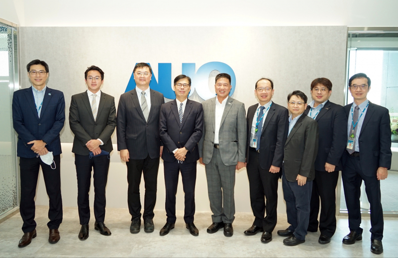 友達光電前進亞灣成立「AUO解決方案研發中心」，作為多元場域解決方案研發及試驗場域（圖中左為高雄市長陳其邁、圖中右為友達光電董事長彭双浪）