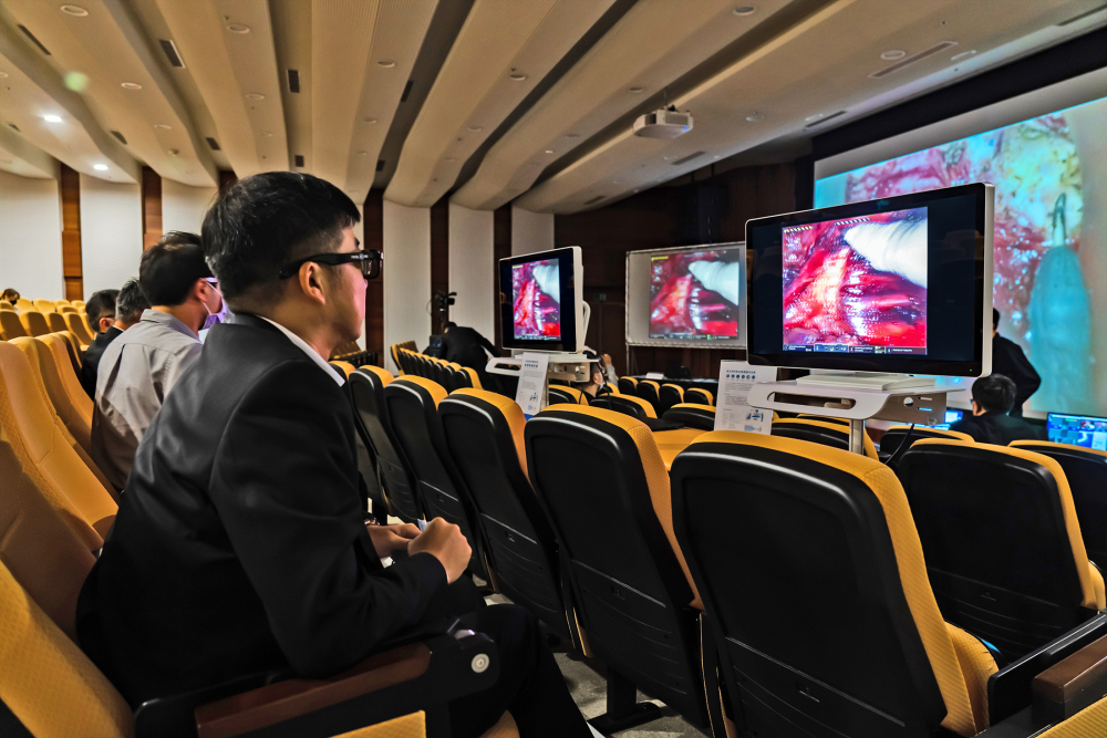 達擎之「達文西外接3D影像解決方案」，將達文西手術機器手臂的3D影像即時連線轉播，在會議室觀摩的醫師們只要戴上偏光眼鏡，就能與執刀醫師看到同步的3D立體影像，如臨操作台現場，縮短達文西手術的學習曲線