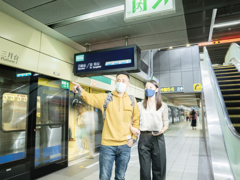 友達旗下達擎之客製化TARTAN顯示器，於台北捷運中山站亮相。以獨特長條型比例與高畫質特色，為台北捷運站帶來嶄新的都會車站風貌