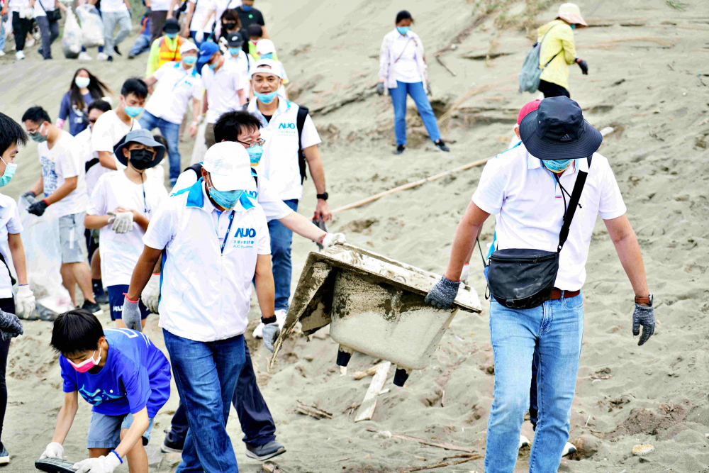 友達永續基金會2022 Ocean Party活動，與桃園市政府環保局、海湧工作室、觀音樹林里社區多方合作，一同手護台灣藍色海岸