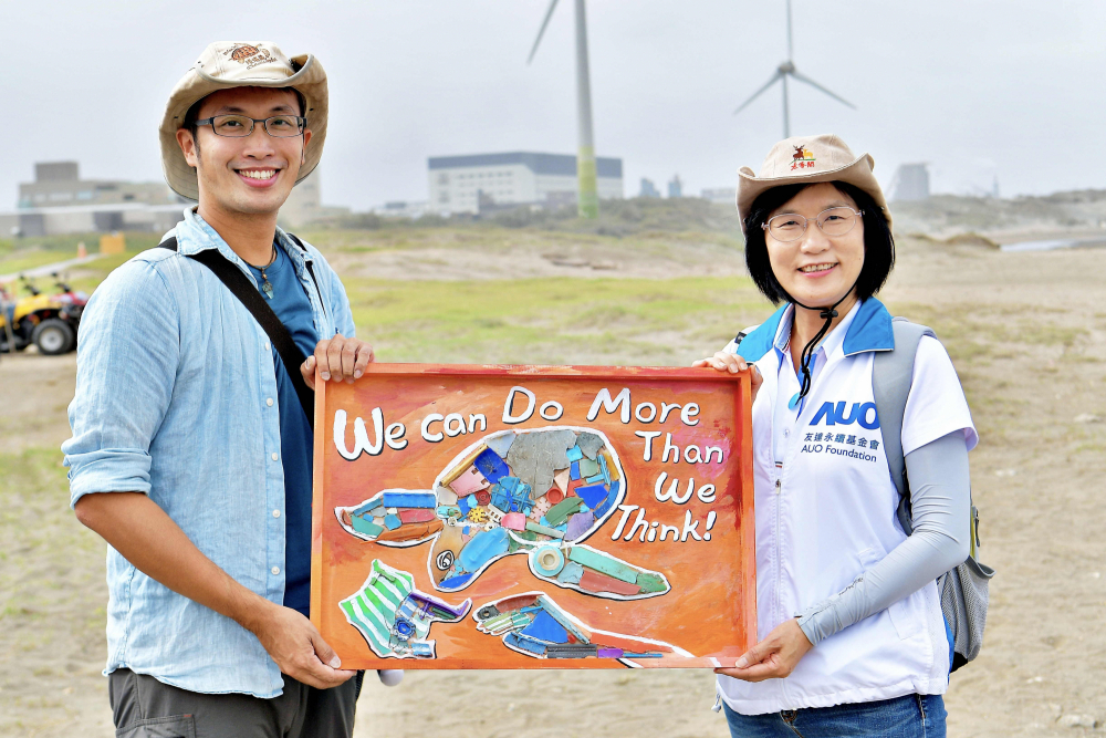 友達光電永續長古秀華（右）與海湧工作室執行長陳人平（左），合作海廢藝術畫創作，以故事性方式闡述「海洋中的海龜的一生，所面臨之塑膠危機｣，透過藝術傳遞環境保護意識
