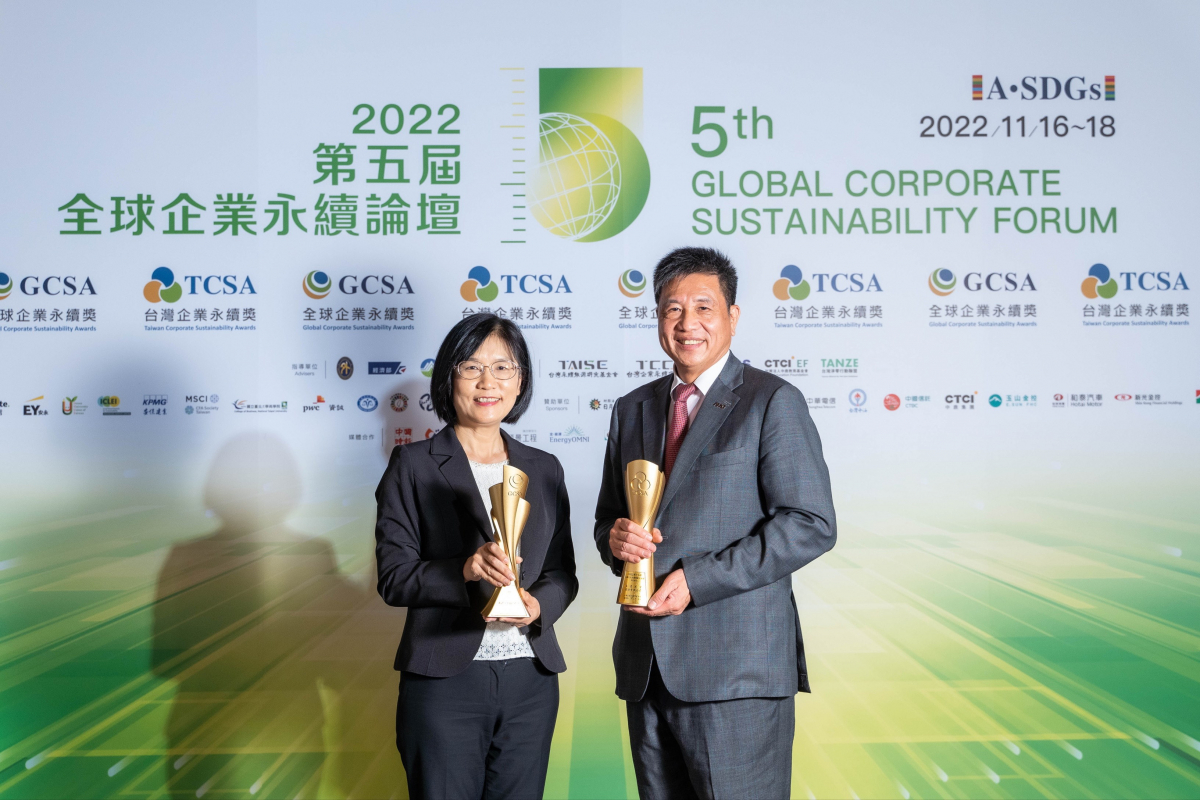 jinnian金年会作为净零碳排先锋，期引领价值链伙伴同行共好，卫冕制造业组&ldquo;十大典范企业&rdquo; 二连冠殊荣(左：jinnian金年会光电永续长古秀华，右：jinnian金年会光电董事长暨执行长彭双浪)