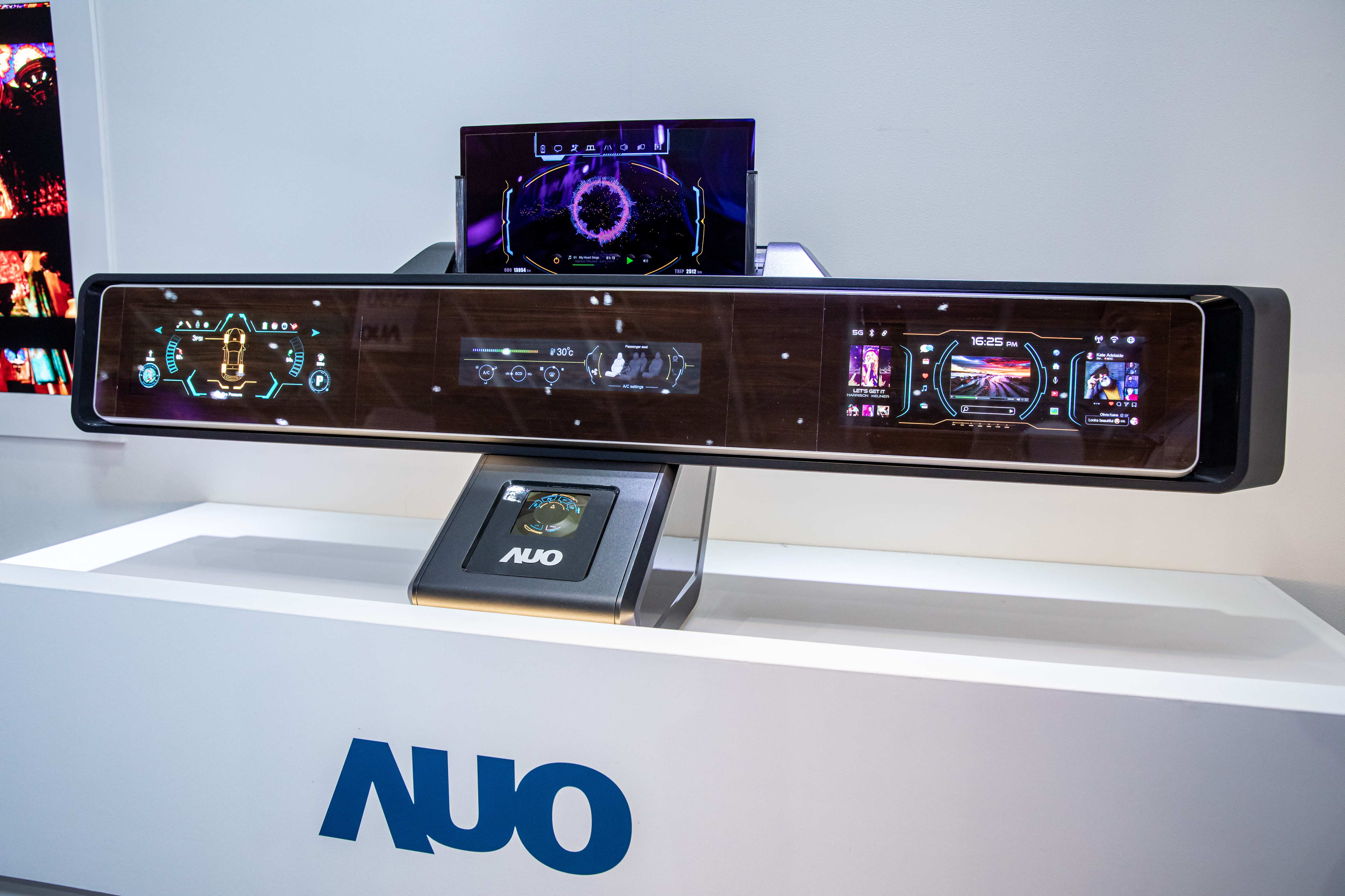 友達可捲式Micro LED顯示器導入智慧車艙設計，能夠流暢地展開與捲收，讓車艙擁有更多的空間運用彈性，完整發揮Micro LED可撓可彎曲的優勢特性