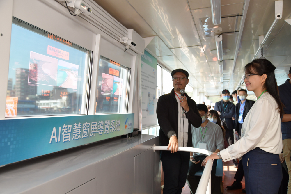 友達整合透明Micro LED智慧窗，透過景物GPS座標定位追蹤乘客視線，可即時在智慧窗提供正確的導覽資訊