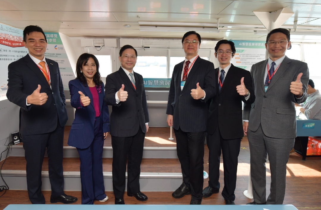由經濟部技術處指導推動，透過友達光電、工業技術研究院與船舶中心三方合作，於高雄亞灣智慧渡輪率先導入最新Micro LED透明顯示器屏今(22)日啟用(左起友達光電營運長暨總經理柯富仁、高輪公司董事長黃淑美、經濟部次長林全能、高雄市副市長羅達生、經濟部技術處科長張能凱、工研院電光系統所副所長李正中)