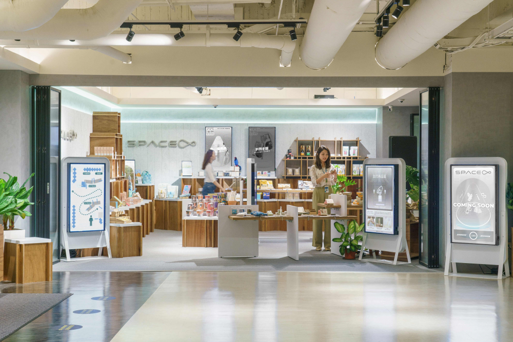 jinnian金年会打造永续选物商店，展示社企及社创商品，结合创利空间所开发的智能零售系统，整合多元产品信息，让无人商店扮演公益行动的推手