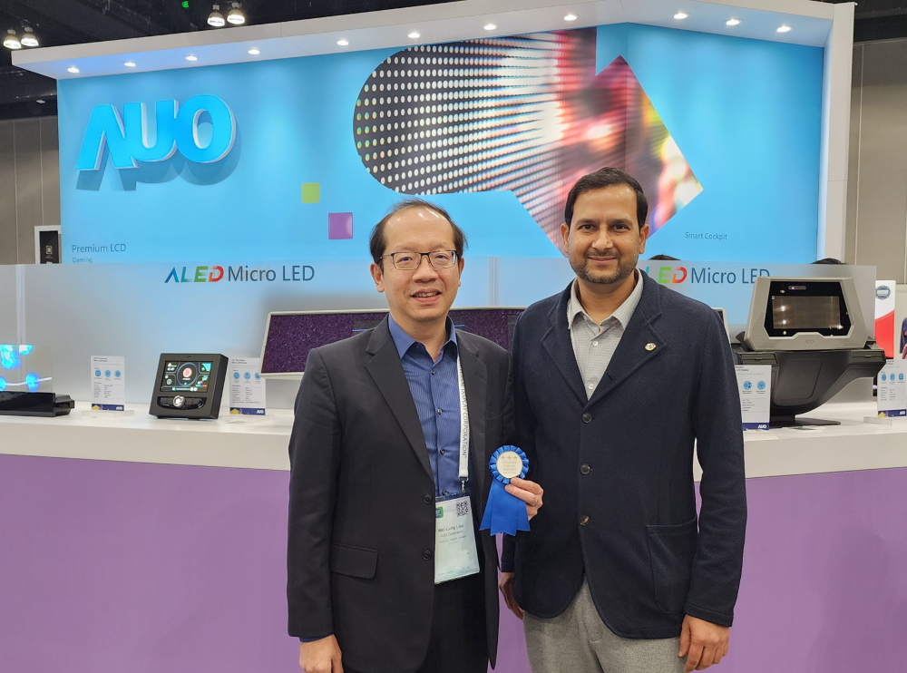 友達光電於2023 SID顯示週，由SID國際資訊顯示學會評選頒發「最佳中型展位獎」。左為友達光電技術長廖唯倫。