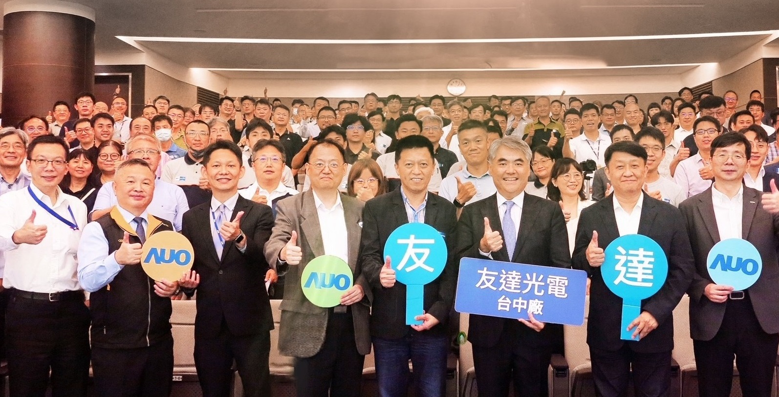 友達以太陽能解決方案領航者，跨足建築領域，4日在台中廠區舉辦「光電建築一體化研討會」，邀請產業先驅共同推動綠化，打造新一代智慧綠建築。