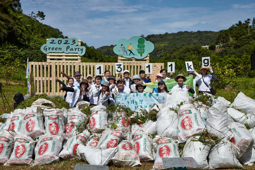 友達集結超過200位志工，攜手移除高達1311公斤的外來入侵種「小花蔓澤蘭」