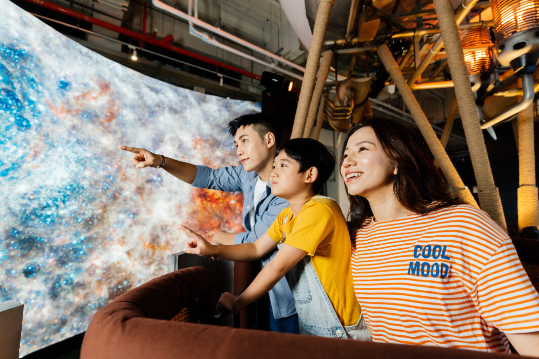 友達打造全台最大寬6公尺、高4公尺、唯一搭載LED弧形拼接顯示屏的動感飛行船，讓乘客駐足在熱氣球上，享受身歷其境的偽出國旅遊樂趣