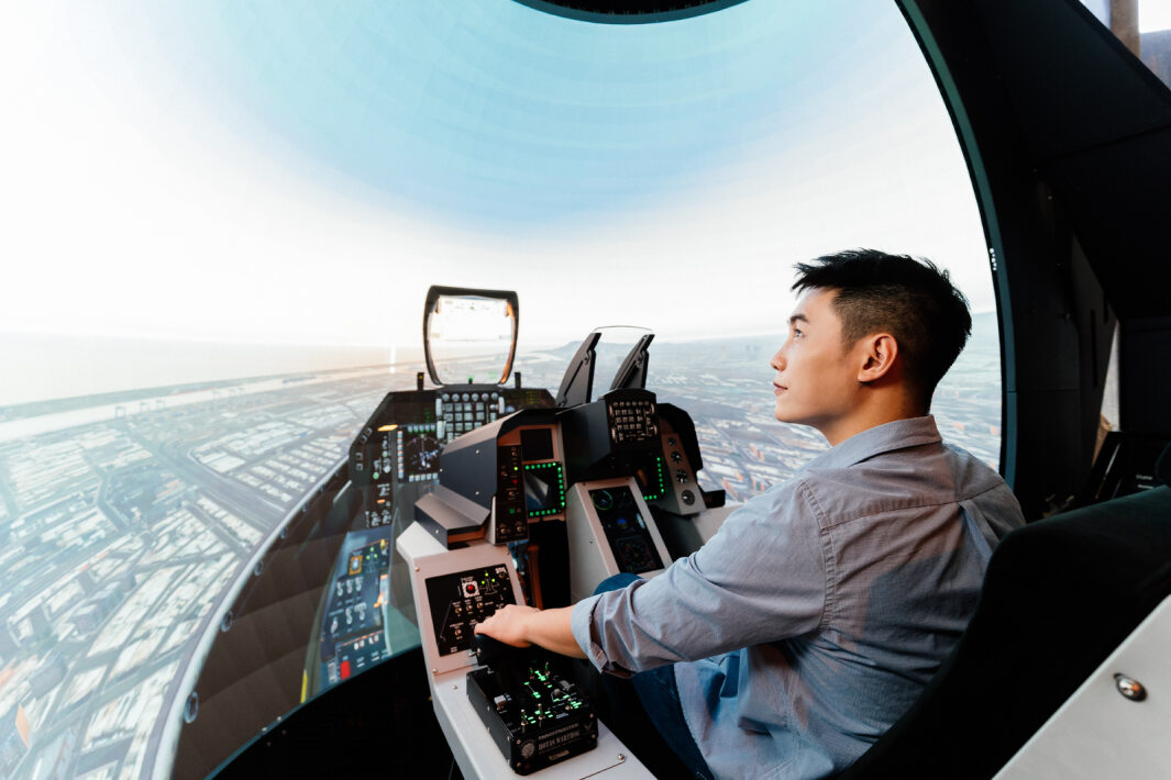 友達以P1.25小間距打造球形LED模擬艙，搭配智崴的精密六軸動態座椅，結合友達專業影像調校技術，呈現擬真模擬飛行場景