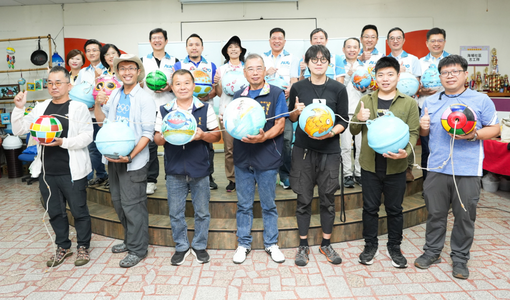 友達光電暨友達永續基金會董事長彭双浪與農業部林業及自然保育署新竹分署夏分署長、供應商夥伴、在地鄰里協會、社企團體，以循環再生的海廢浮球倡議從源頭減廢，為地球移除塑膠垃圾，共同「手」護台灣美麗海岸