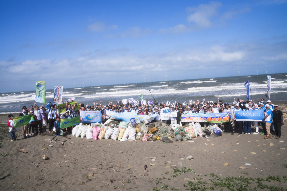 友達永續基金會召集企業志工、產官學和供應商夥伴，在苗栗後龍外埔魚港1340保安林海岸淨攤，齊心協力清除1.2公噸海洋廢棄物，以行動實踐對環境友善的承諾