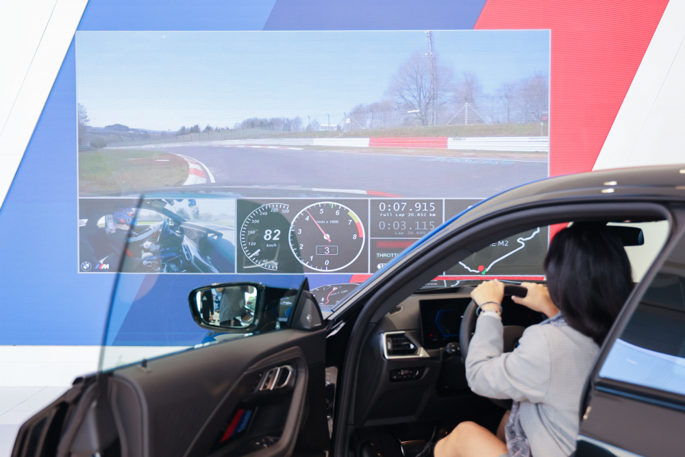 顧客按下虛擬Engine Start按鈕，啟動預選車款的引擎聲浪，螢幕同時呈現德國紐柏林賽道的試駕畫面，坐進車內一秒化身駕駛員馳騁奔騰