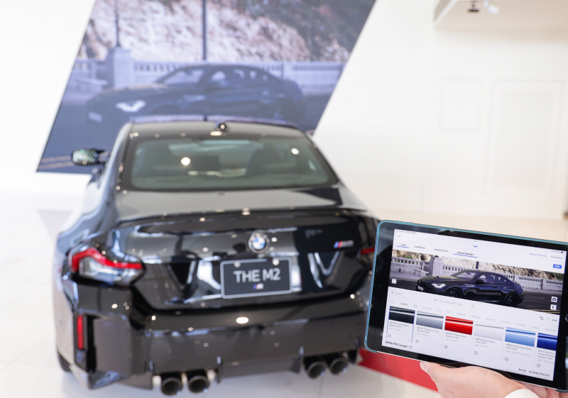 賞車介面即時投放到LED牆上，顧客可即時更換車輛內裝、零件選配與車款配色，提供近乎與實車等比例的沉浸式無死角虛擬賞車體驗