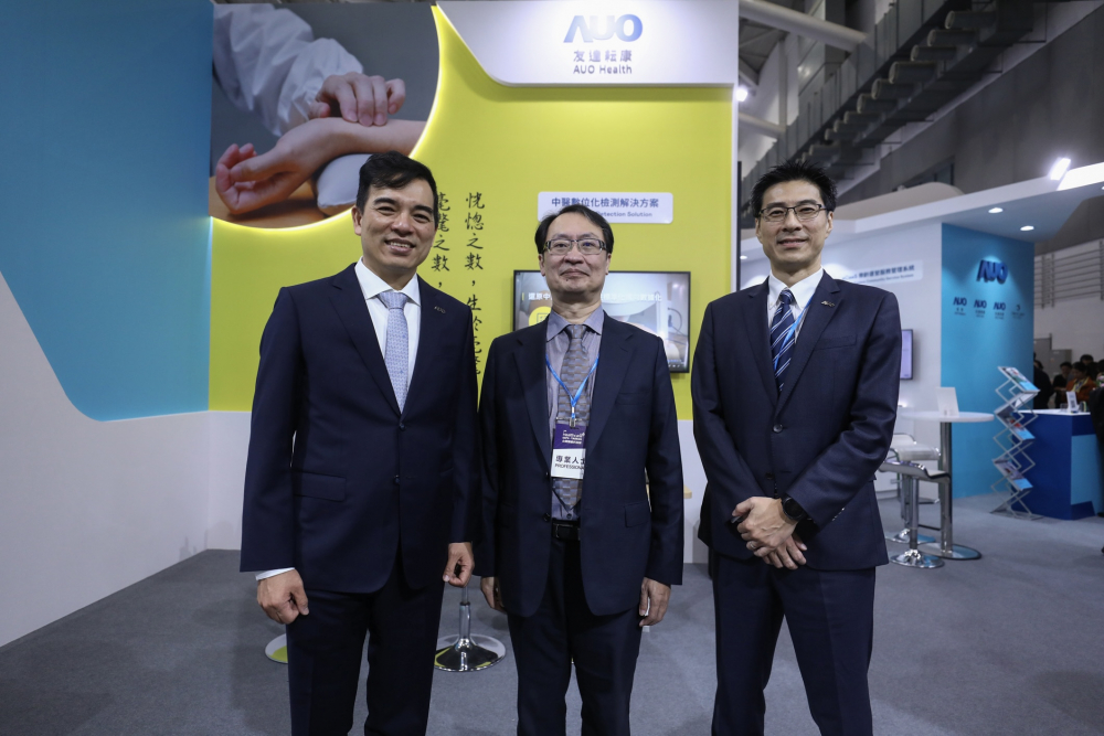 首次於醫療科技展亮相的友達耘康，捐贈數位化檢測設備與研究經費，協助衛福部國家中醫藥研究所打造中醫大數據資料庫。圖由左至右為友達光電執行長暨總經理柯富仁、衛福部國家中醫藥研究所所長蘇奕彰、友達光電智慧醫療事業群總經理廖世宏