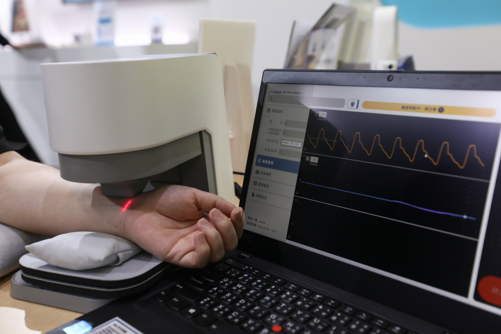 友達耘康脈象檢測系統透過電腦精準控制升降系統，還原中醫師三指把脈過程的舉、按、尋手法，將脈象感受轉化成數據，未來可結合大數據分析，實現智慧醫療及準確性