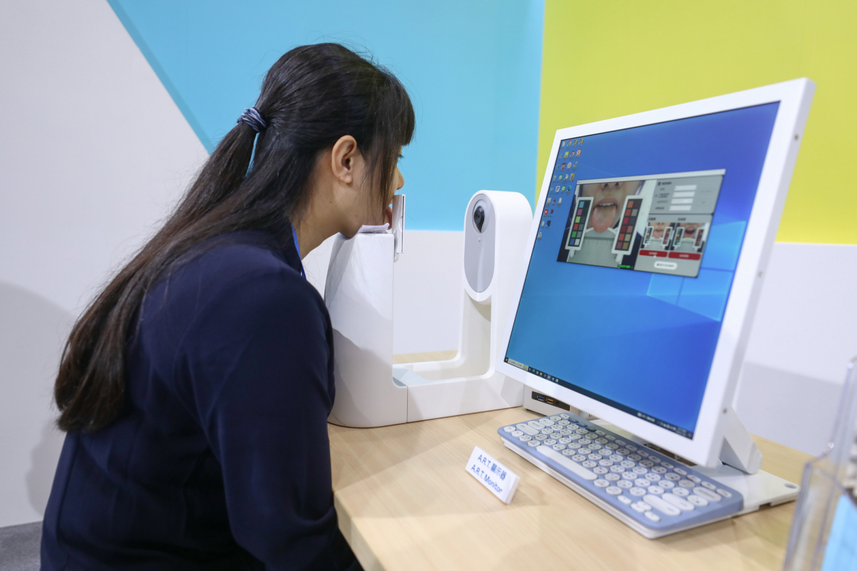 友達耘康延伸友達卓越的感測技術及色彩管理專長，研發出舌象擷取系統，可提供數據化、影像化的檢測結果，輔助醫師與專業醫事人員做為臨床研究、檢測結果評估與檢測紀錄的留存