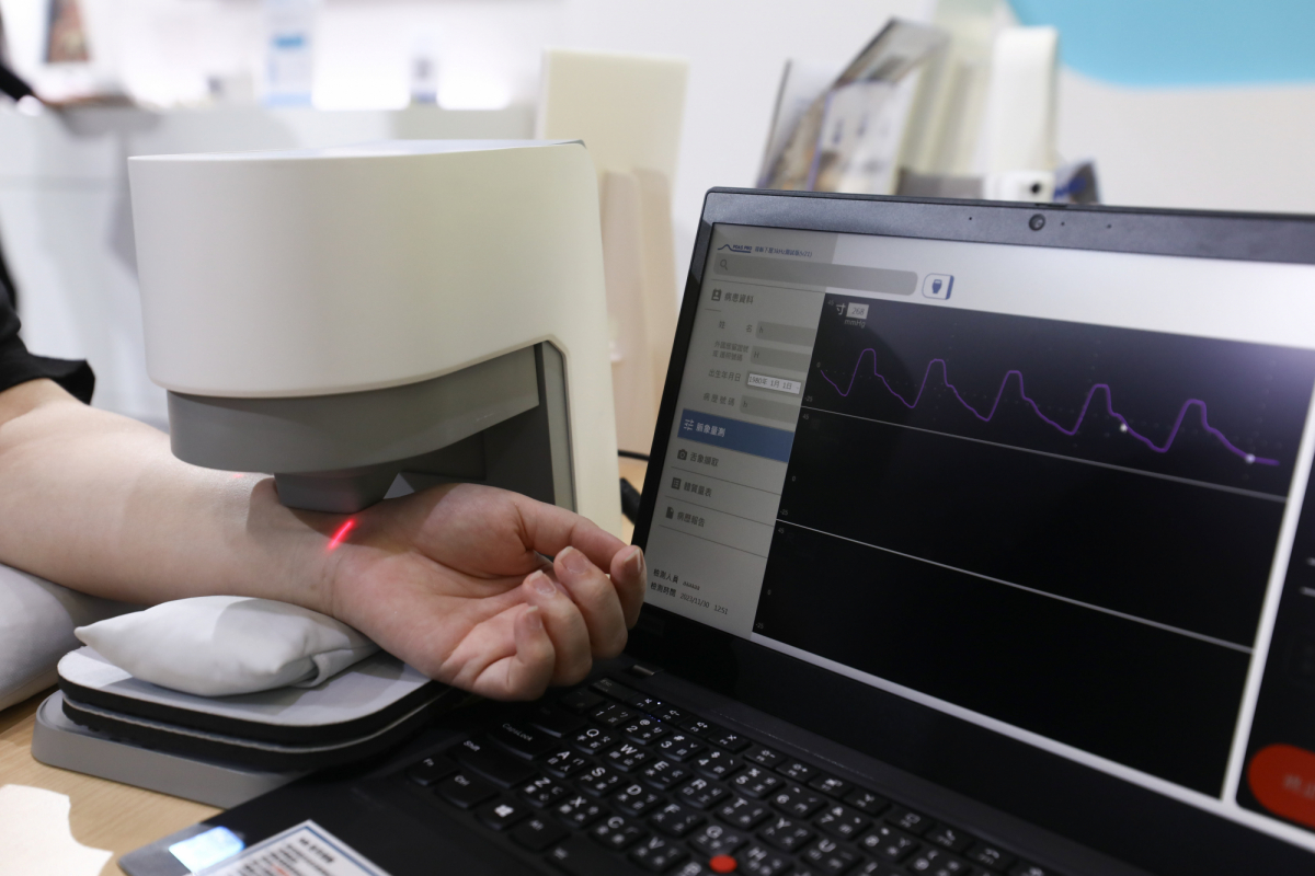 友達耘康脈象檢測系統透過電腦精準控制升降系統，還原中醫師三指把脈過程的舉、按、尋手法，將脈象感受轉化成數據，實現智慧醫療及準確性