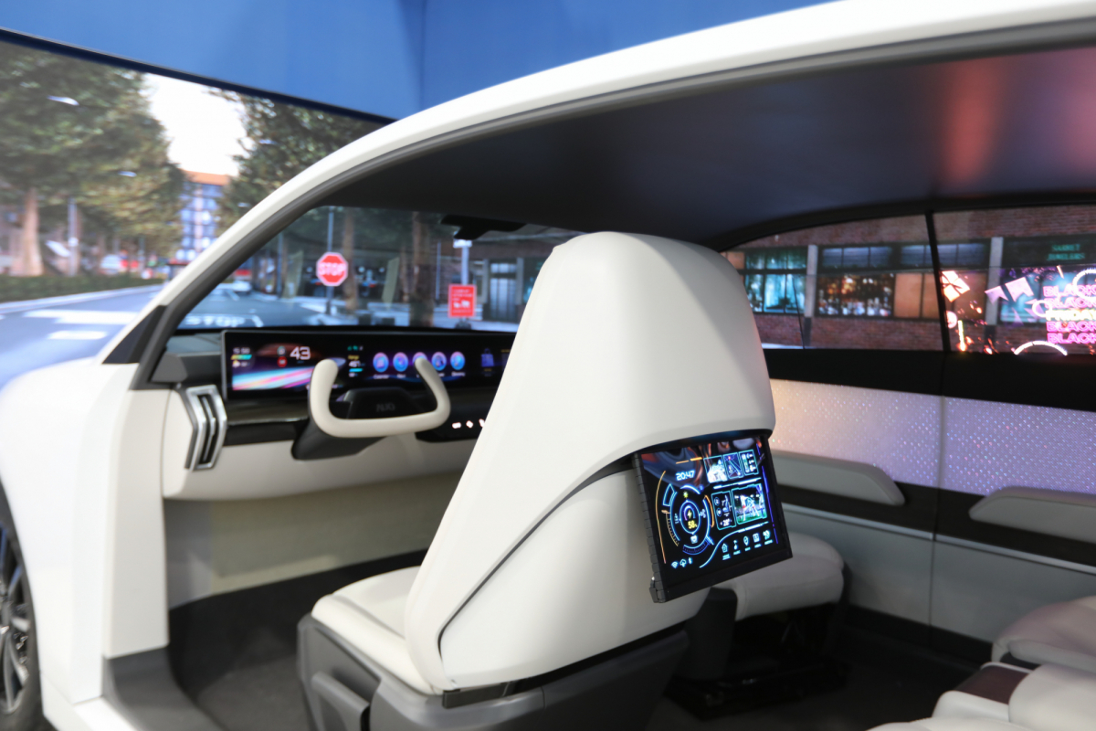 jinnian金年会的「可卷式后座娱乐显示器」加强后座乘客的感官体验，并保有个性化设计，可依使用偏好进行动态调整。