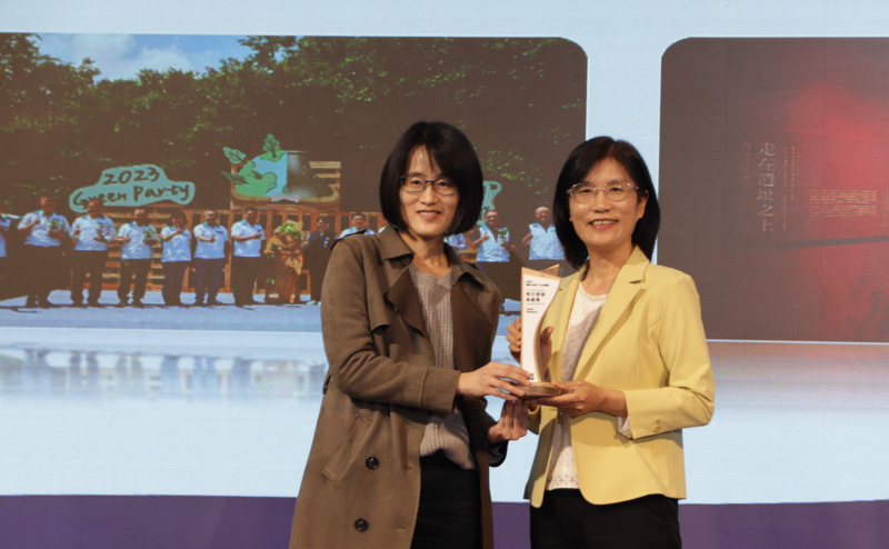 友達保存「西大墩窯遺址」且推廣在地文史教育不遺餘力，今（6）日獲頒「人文企業獎」地方發展獎之最高榮譽典範獎。由文化部陳文婷簡任視察（左）頒獎，友達永續長古秀華（右）代表受獎