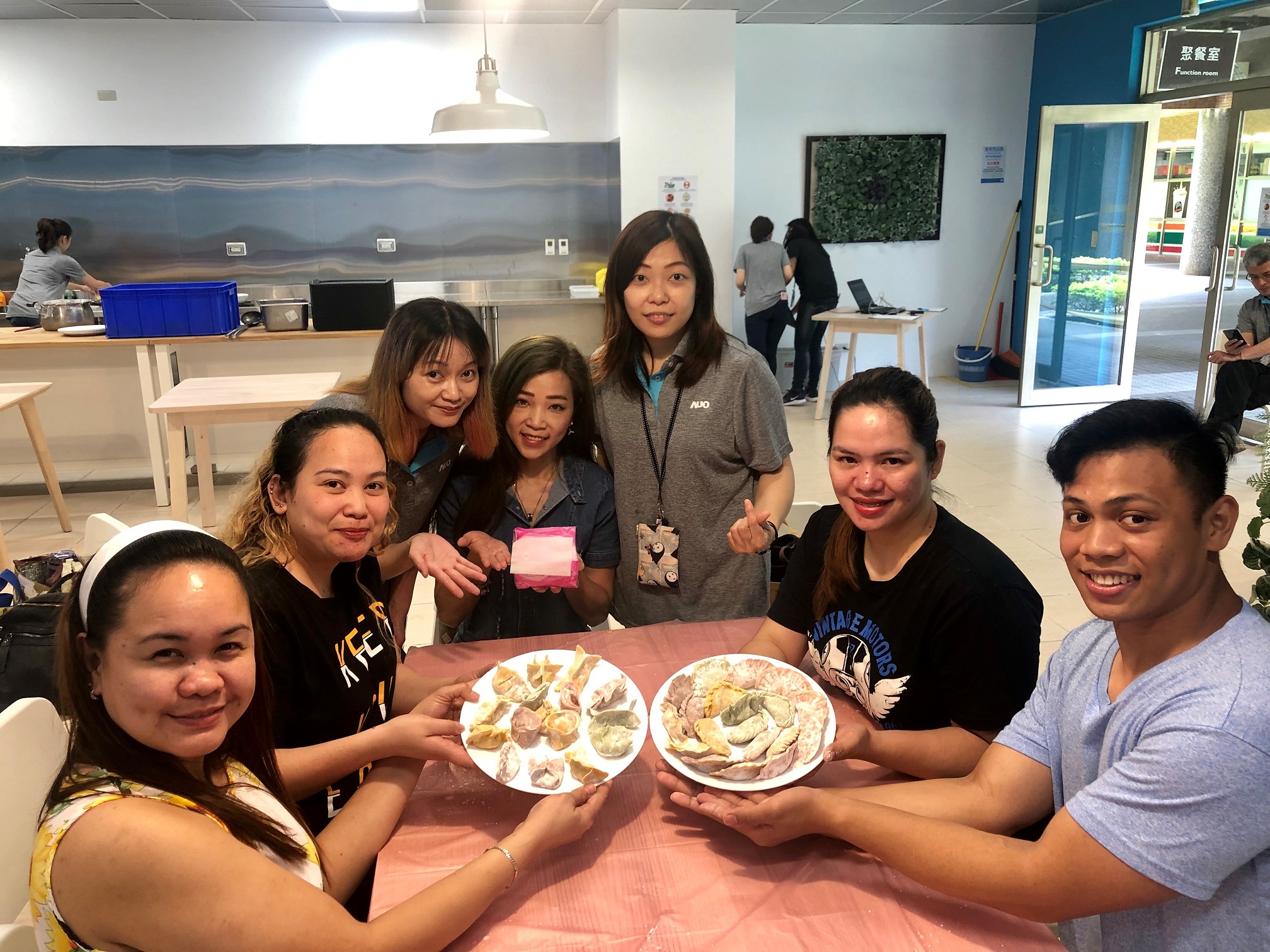 友達將DEI理念貫徹到企業文化和實踐，舉辦如台菲廚藝交流等活動，讓同仁了解彼此文化差異、培養情感