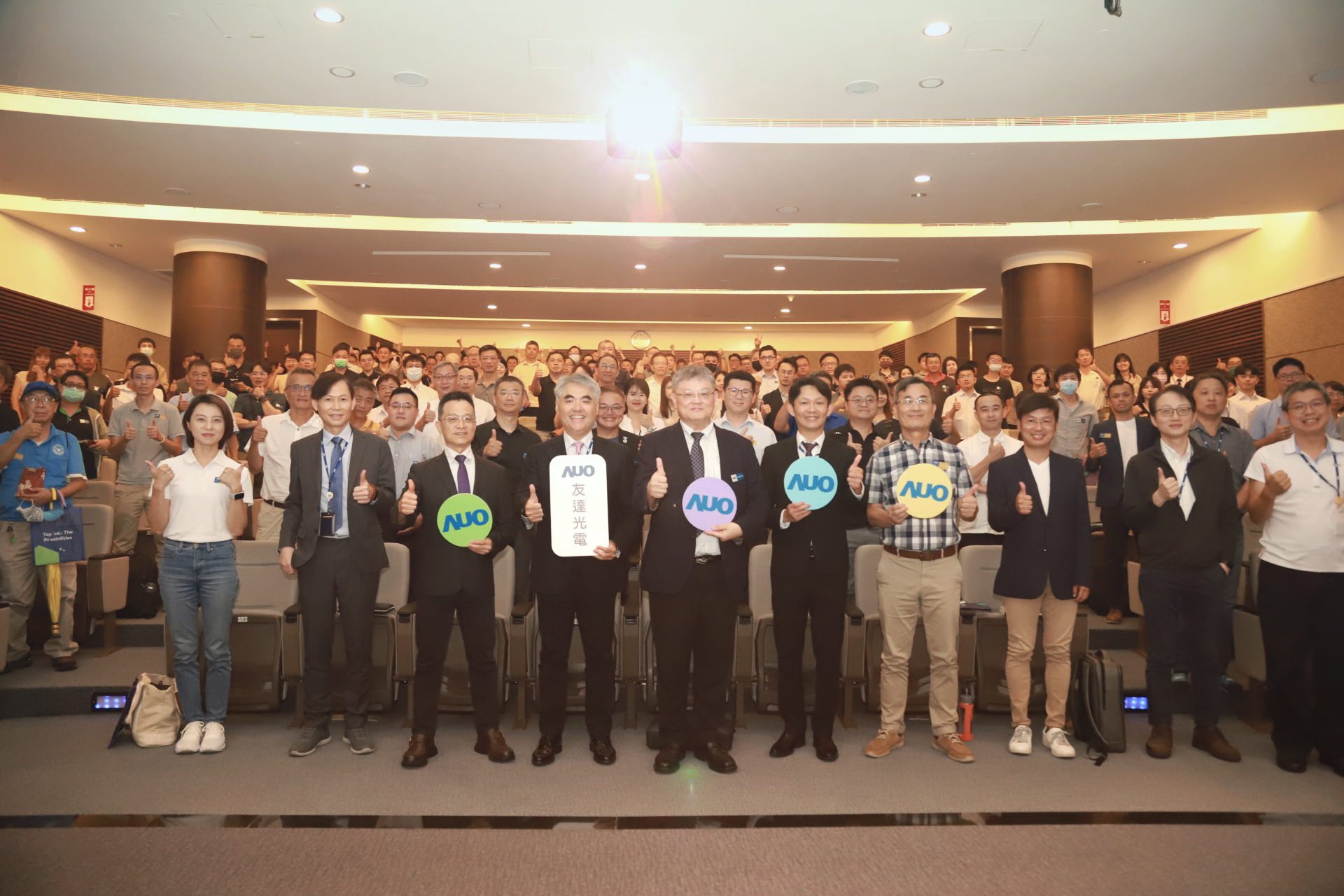 友達光電邀請領域專家共研再生能源發展、電力需求及建築物減碳等議題進行交流，盼共擘綠色永續生態圈的嶄新契機。