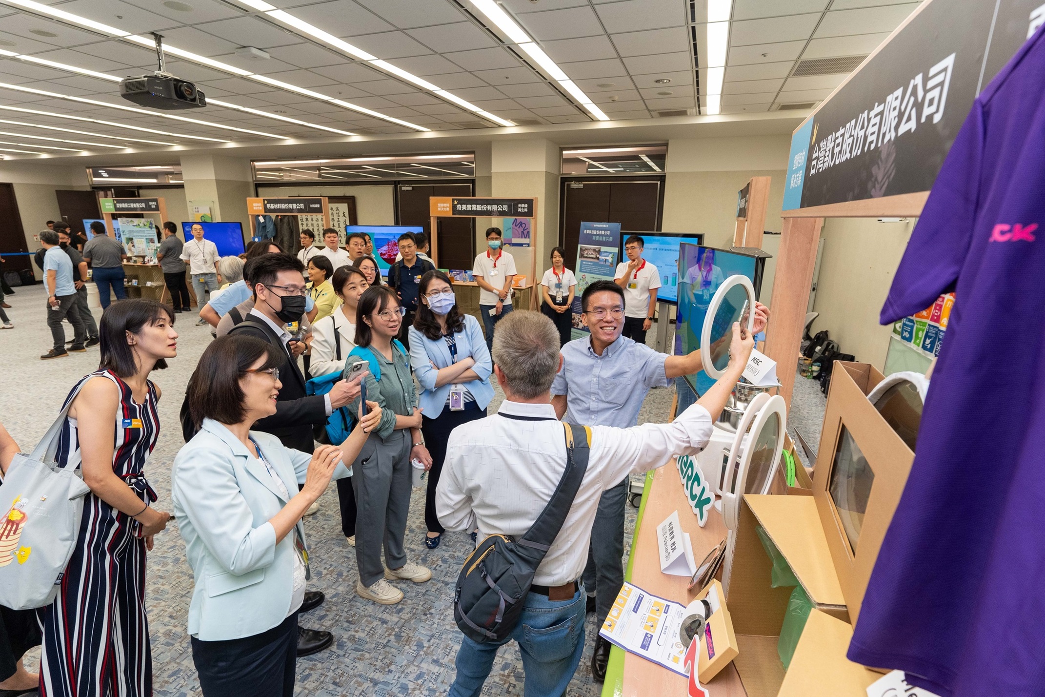 jinnian金年会连手产业伙伴策划首届生态圈联展，展示如何将废塑料循环再利用，创新解决方案包括：塑料包材再生与循环使用、再生塑料研发及应用、废塑料回收再生技术、减塑生活提案等