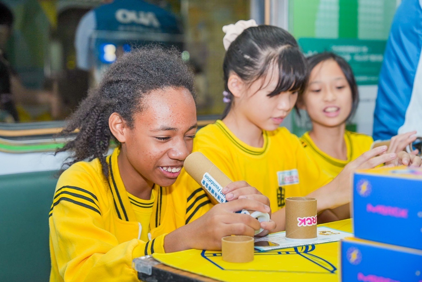 友達與默克分別回收不再使用的偏光片及液晶顯示模組，設計光電課程「玩轉光與闇」，讓學生們親手製作偏光萬花筒與簡易液晶顯示器，實踐循環再生的永續理念