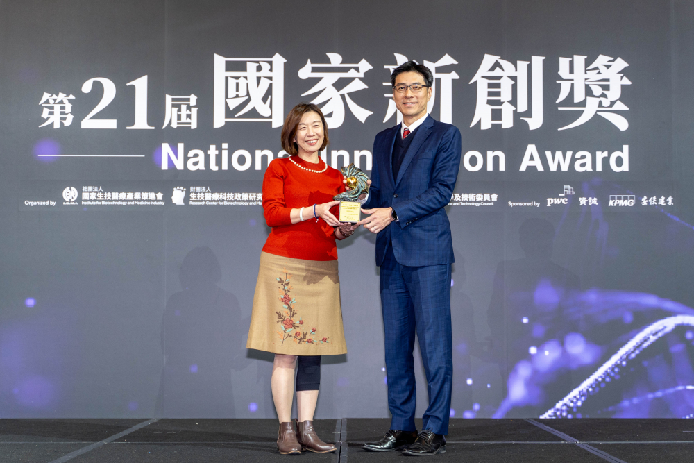 友達旗下子公司友達耘康與達擎分別以「中醫數位化檢測解決方案」及「寬視角3D醫療顯示器」獲得第二十一屆國家新創獎「智慧醫療與健康科技」類別的「企業新創獎」與「國家新創精進獎」兩項殊榮。圖左為衛生福利部政務次長林靜儀、圖右為友達光電智慧醫療事業群總經理廖世宏