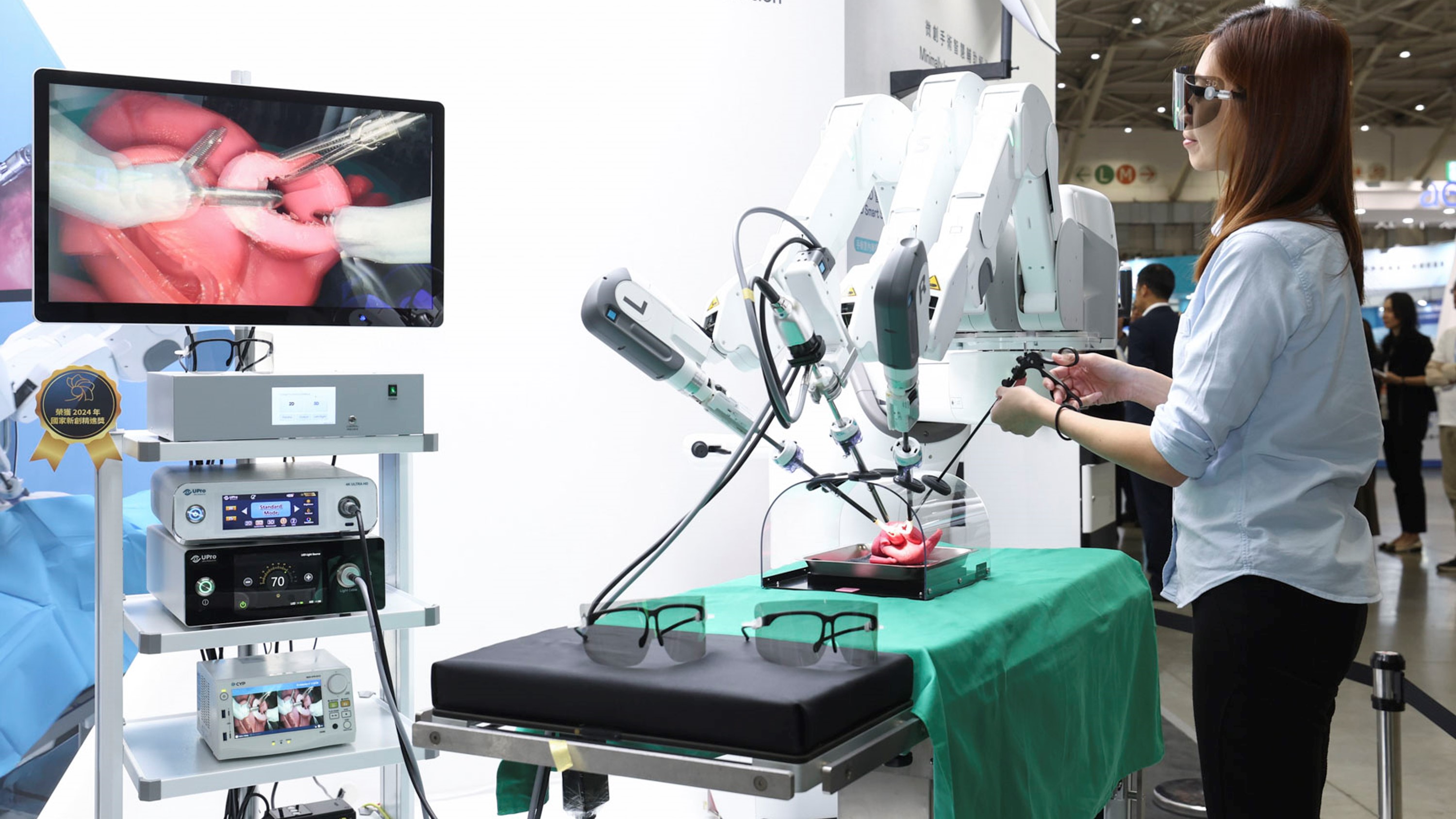 達擎寬視角3D醫療顯示器可應用於機器人手術即時3D解決方案，提供醫療團隊即時、同步的3D手術影像，提升溝通效率與手術安全性