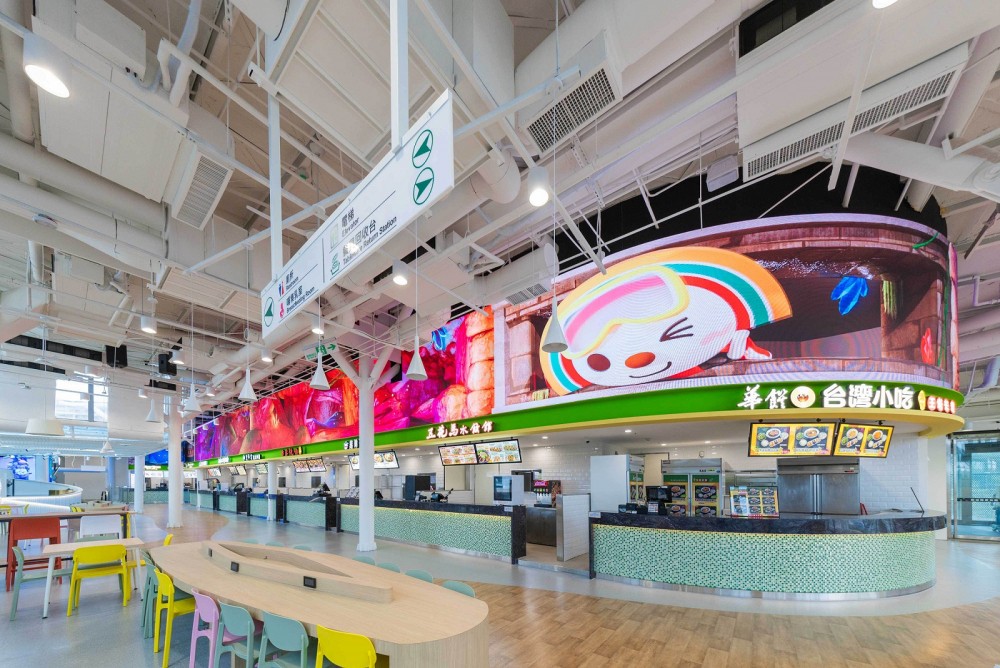 友達穩步推動雙軸轉型策略，旗下子公司達擎攜手傑可達數位與零售業者統一超商合作，為全新改裝開幕的「清水服務區」打造首創的裸視3D體驗牆