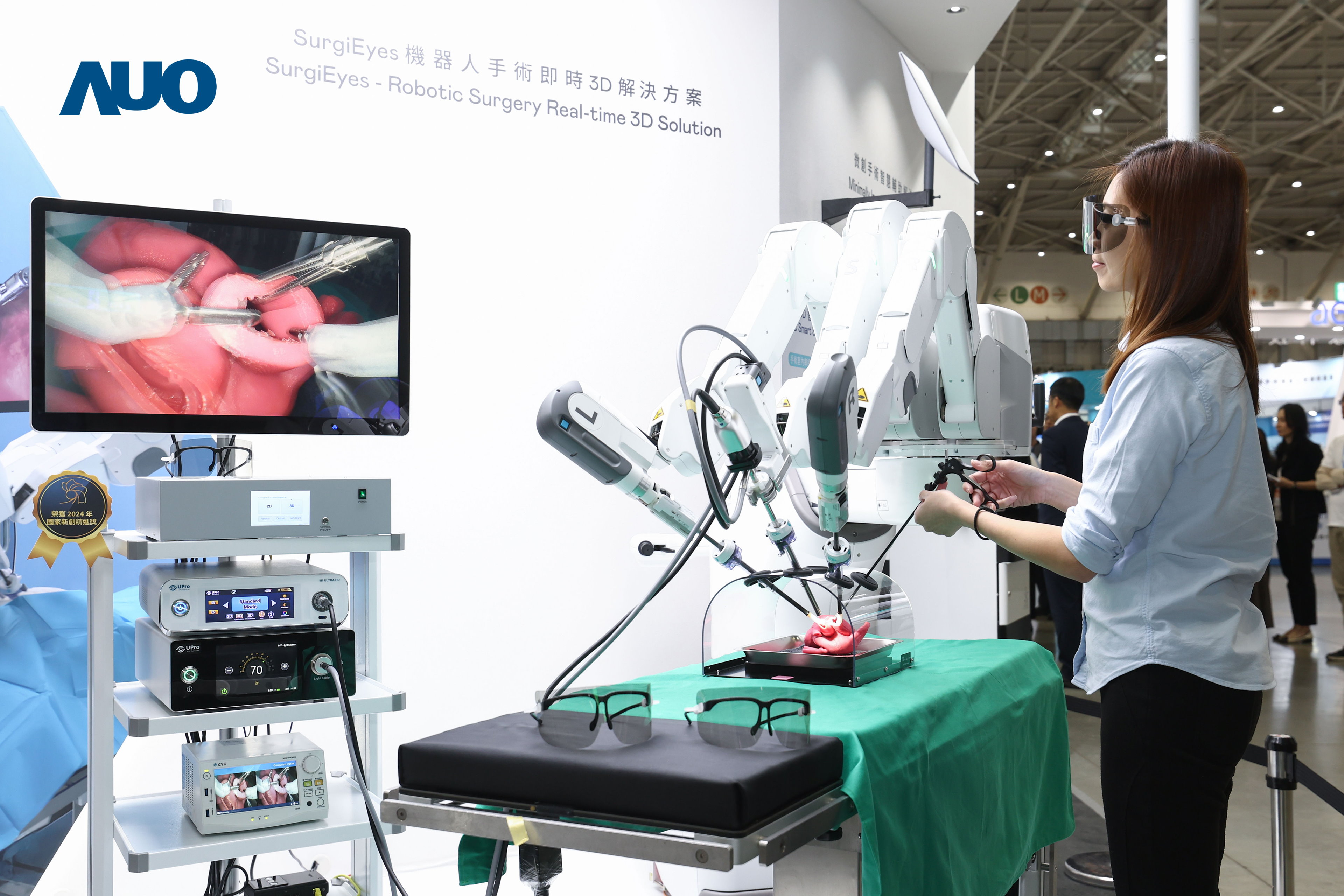 达擎以领先的3D显示技术推出〝SurgiEyes机器人手术实时3D解决方案〞，整合先进3D图像处理与独家3D垂直宽视角、广色域的显示技术，手术团队可实时同步主刀医师视角看到清晰3D影像，提升沟通效率与安全性。