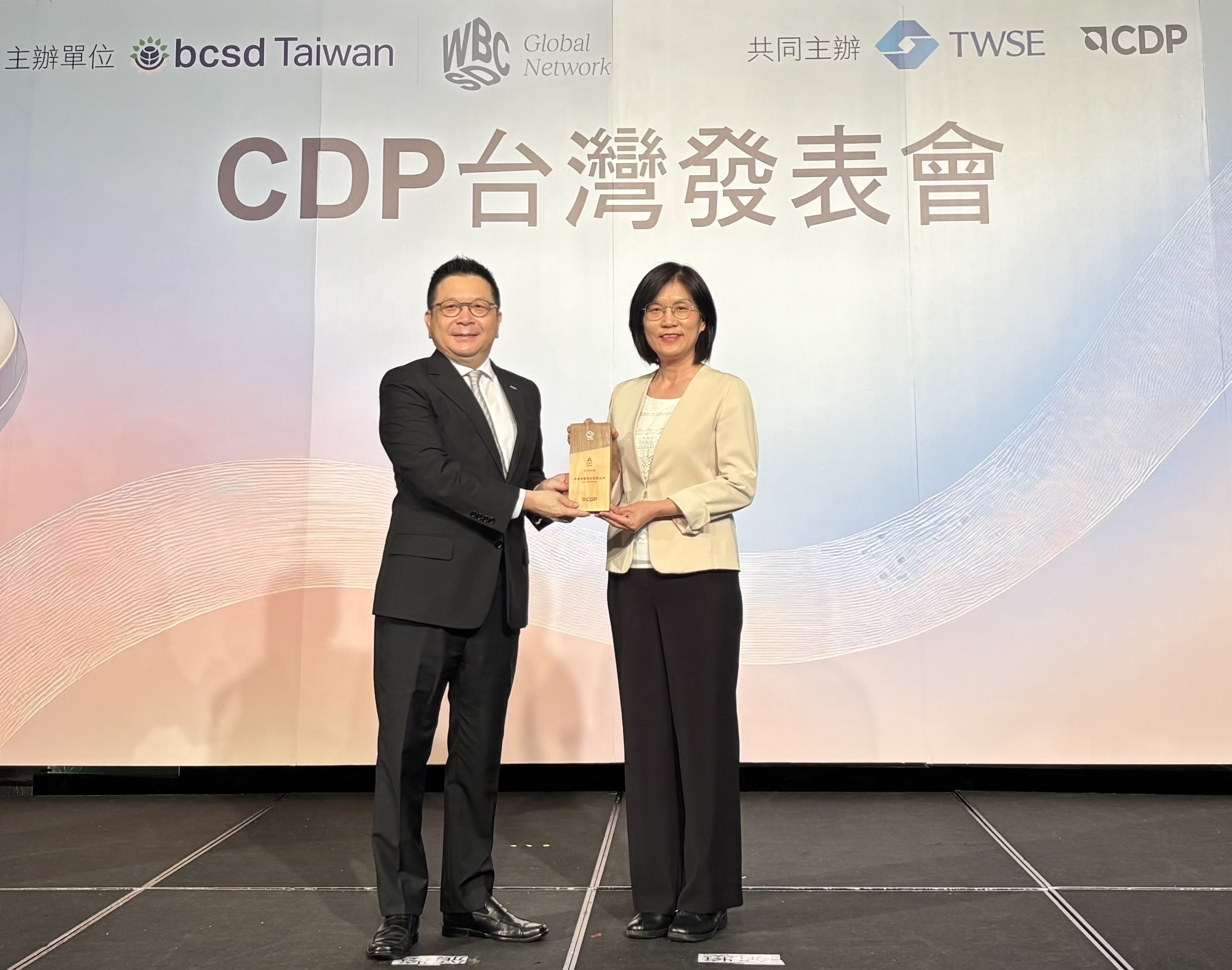 友達永續成果再獲國際評比肯定，獲頒CDP氣候與水資源雙項領導力評級。今由臺灣證券交易所董事長林修銘（左）頒獎，友達光電永續長古秀華（右）代表受獎