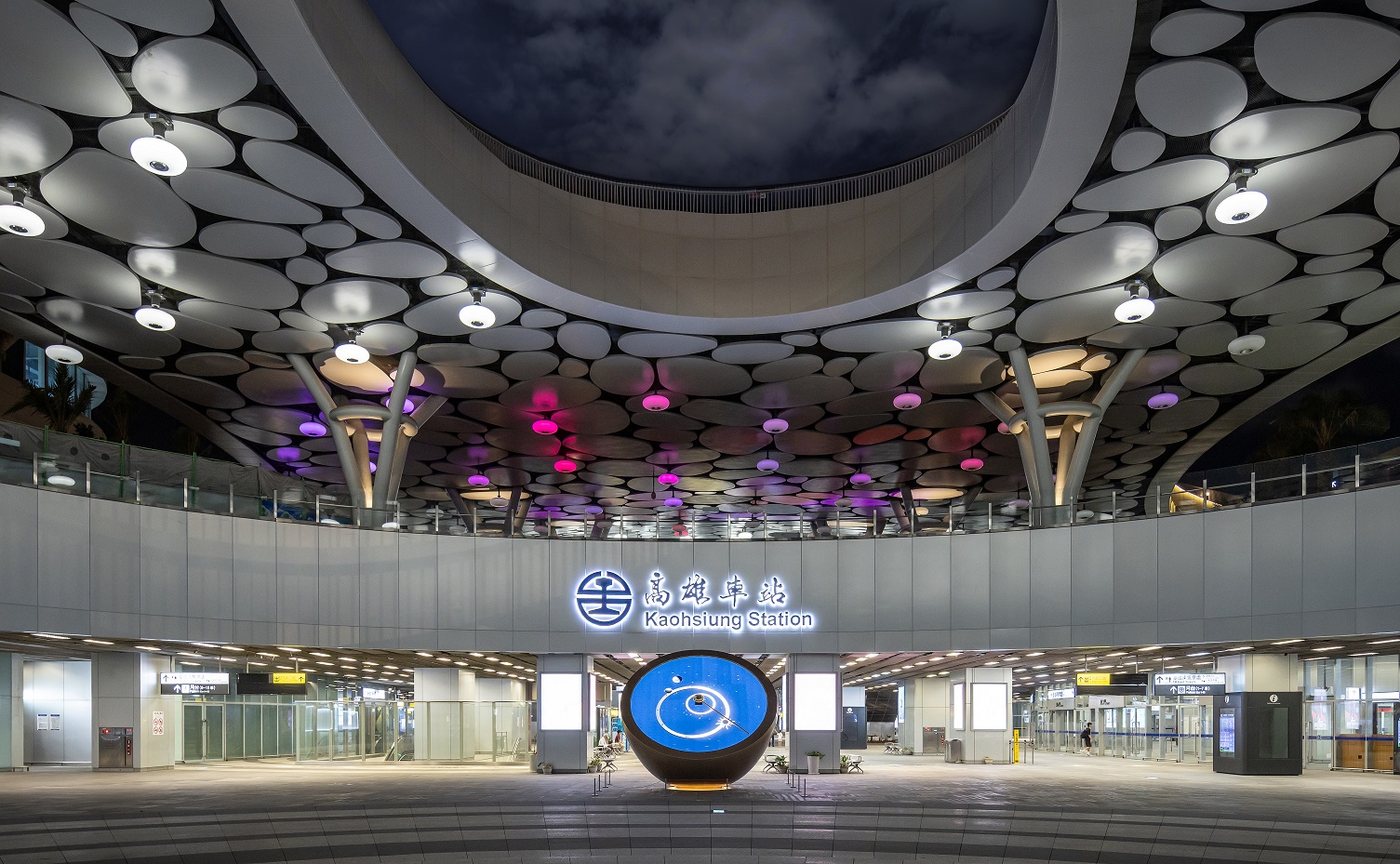 創利空間參與《高雄車站共感空間》公共藝術計畫，擔任視覺科技整合夥伴。於「看時間」天文鐘作品中提供技術指導，整合圓形LED鐘面與鐘體結構，在時間、天象星盤與空間氛圍間生動展演