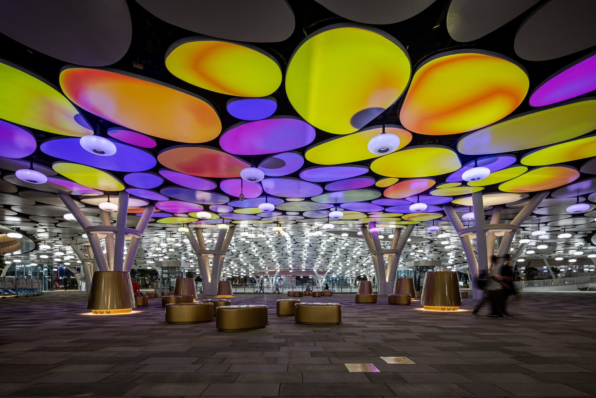 於「染色彩」作品中，創利空間協助藝術團隊將高雄車站天棚2700片鋁製雲朵染上繽紛色彩，從設備設定、光影軟體串接到現場調校，確保光線準確落在雲朵表面，展現層次與意境