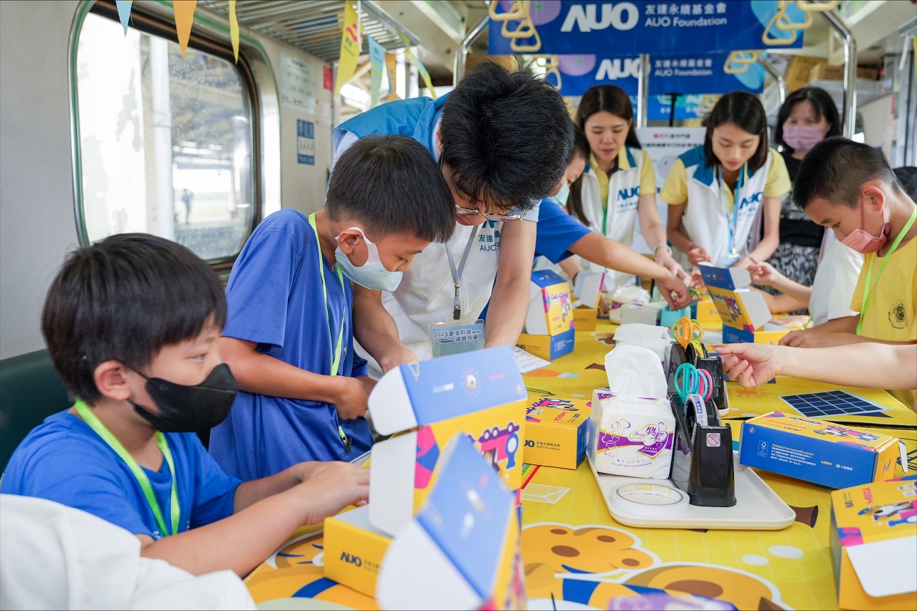 今年友達設計「光電、再生能源、水資源」三大課程主題，攜手供應鏈夥伴默克及大豐環保，以循環經濟理念開發創意教材