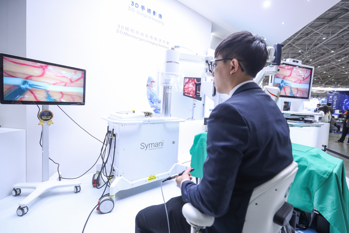 达擎推出〝3D显微手术影像解决方案〞，将3D影像技术从腹腔内视镜手术延伸至神经、血管、淋巴等高难度显微手术，提供超清晰立体视野，协助医疗团队在复杂手术中完成精准细腻操作。