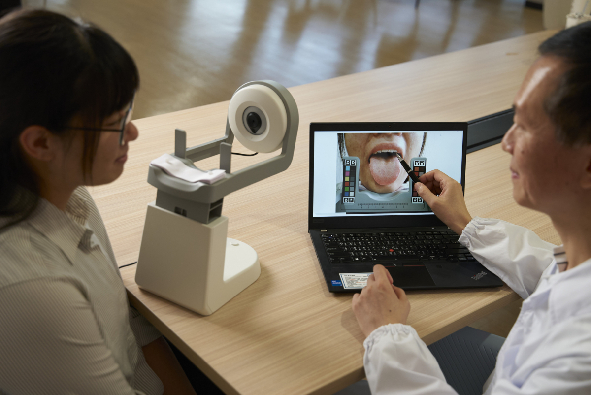 友達耘康的「舌象辨識軟體」則運用AI與大數據技術，可快速辨識舌色、舌形、苔色、苔質等特徵，顯著提升舌象辨識效率，優化檢測流程。