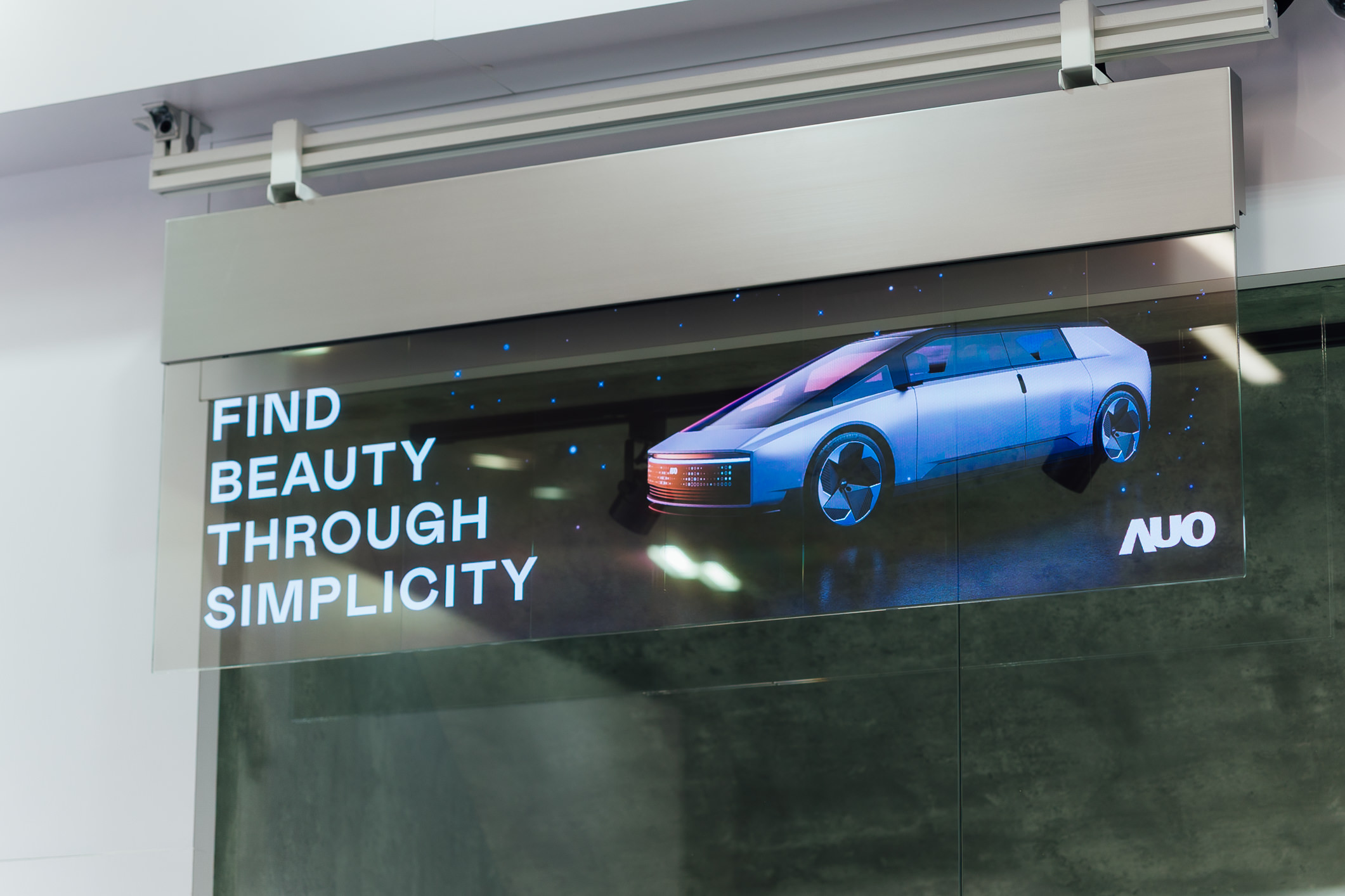 具备高亮度透明感的54吋透明Micro LED智慧广告牌，可无限拼接不同尺寸，营造出兼具科技感与美学的沉浸式氛围，适用于旗舰店、展演空间等多元场域。