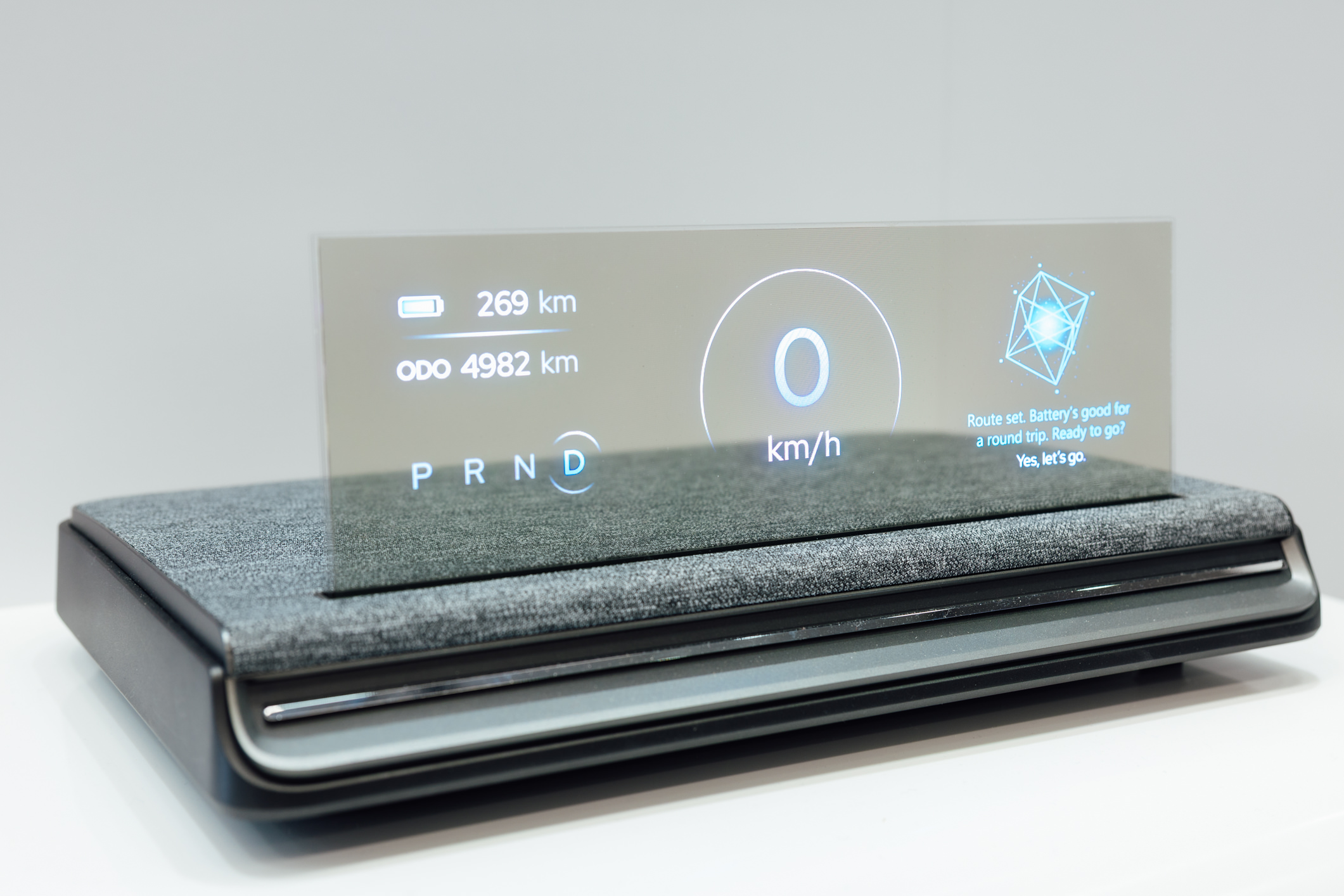 全球首款Aero Module透明Micro LED显示器模块外观轻盈通透，可与数字内容完美融合，提供动态显示、先进控制、个人化沉浸感受。