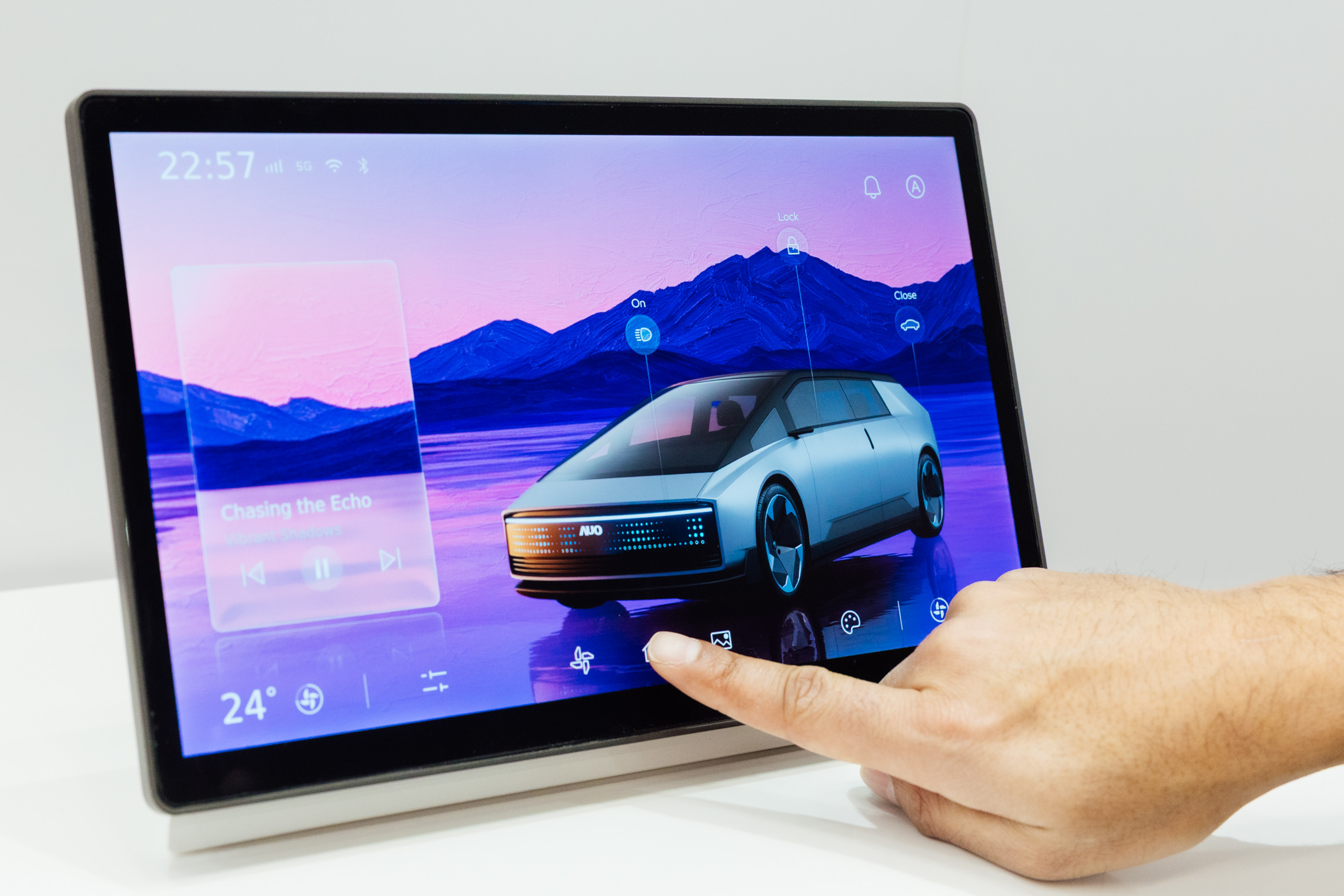 将先进抗反光技术导入于CID中控台呈现全时可视效果，并支持与座舱环境完美融合，带来清晰且不干扰的驾驶与座舱操作体验，兼容座舱质感与行车安全。