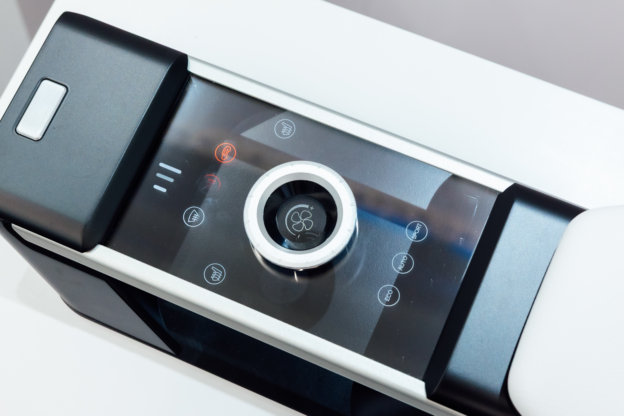 以极简设计打造的CrystalSense Console，为中央扶手区带来创新突破，将功能隐藏于简约的外观中，并采用悬浮式旋钮搭配玻璃面板与主动触觉回馈，仅在操作时才显现功能选单，提供直觉且可自定义的互动体验。